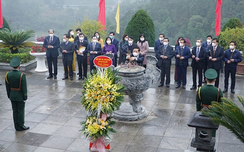 Incense offering held to commemorate 81st anniversary of Uncle Ho s return home to lead Vietnamese revolution